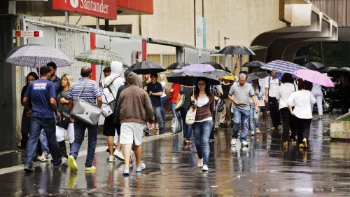 Semana do Carnaval começa com alerta de chuvas fortes e temporais em várias regiões