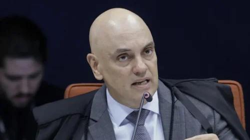 Moraes decreta prisão preventiva de Bolsonaro por risco de fuga