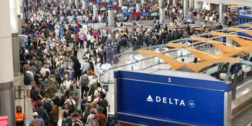 Fila de segurança em aeroportos dos EUA chega a 4 horas após demissões na TSA