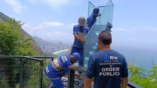 Prefeitura do Rio retira escada irregular 'para o infinito' no Mirante do Vidigal