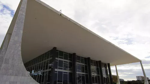 Penduricalhos milionários: juízes reagem e pedem esclarecimentos ao STF sobre corte de verbas