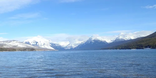 Glacier National Park nos EUA oferece experiência única e solitária no inverno