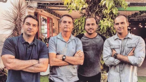 Filhos de Bolsonaro citam estado de saúde do pai antes de prisão pela PF