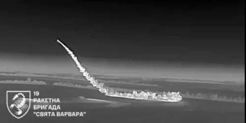 Ucrânia divulga vídeo inédito de mísseis Flamingo voando 1.500 km para atingir fábrica russa