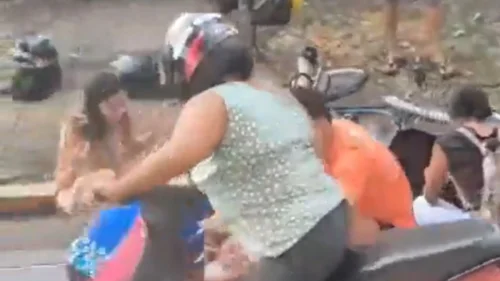 Motociclista cai ao observar acidente de ciclista em avenida de MG