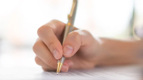 Fuvest 2026 inova com duas opções de redação sobre perdão condicionado ou limitado