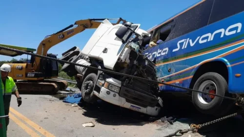 Acidente entre carreta e ônibus na BR-116 deixa seis mortos em Pelotas (RS)