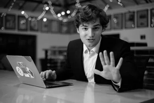 O livro que expõe o lado sombrio de Stanford: “um incubadora com dormitórios”<