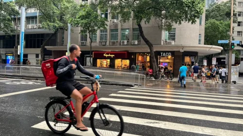 Lei no Rio proíbe exigência de entregadores subirem até apartamentos em condomínios