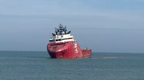 Rebocador encalhado em Macaé gera pressão por retirada e debate sobre segurança offshore</title>