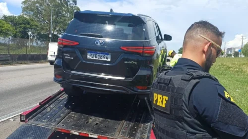 PRF apreende SUV de R$ 230 mil clonada na Dutra em Taubaté