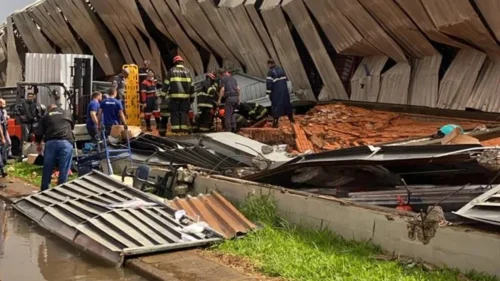 Telhado desaba durante temporal e mata funcionário em Franca, SP