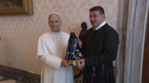 Papa recebe imagem de Nossa Senhora Aparecida em audiência privada com TV Aparecida