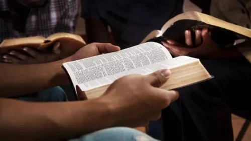 Reflexão sobre papel das religiões questiona fé, violência histórica e uso político atual