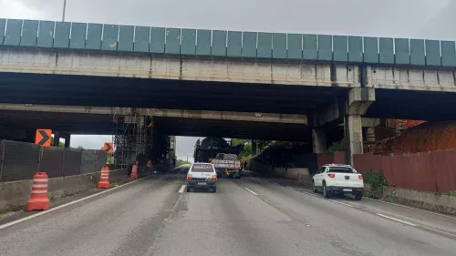 Carreta com carga de quase 500 toneladas fica presa em viaduto na Dutra