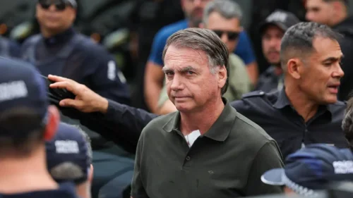 Bolsonaro passa por segundo procedimento cirúrgico em uma semana para tratar soluços