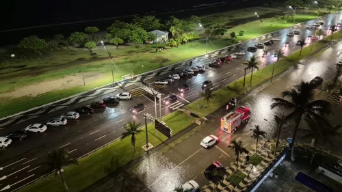 Rodovia dos Tamoios tem trecho interditado por 12h devido a risco de deslizamentos