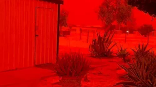 Ciclone Narelle deixa céu vermelho e causa destruição no oeste da Austrália