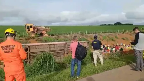 Ônibus com 48 pessoas tomba na BR-050 em Goiás e deixa feridos graves