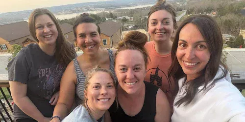 6 mães, 16 crianças e uma cabana: a fórmula secreta de um spring break inesquecível