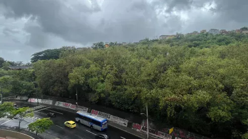 Rio de Janeiro mantém alerta máximo com chuvas fortes e ressaca no litoral
