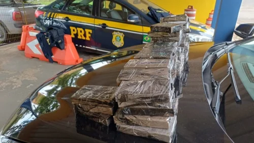 PRF apreende 154 iPhones escondidos em assoalho de carro na Régis Bittencourt