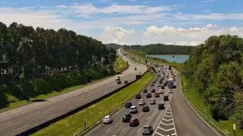 Trânsito intenso na descida para o litoral paulista marca véspera de Ano-Novo