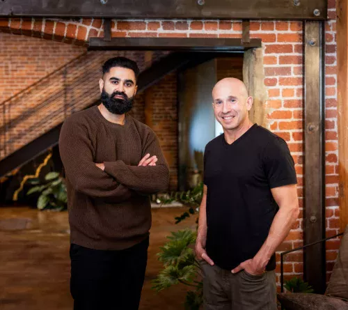 Lotus Health AI levanta US$ 35 milhões para médico virtual gratuito em 50 idiomas