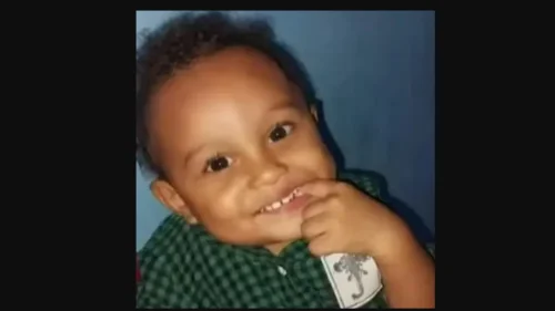 Padrasto é preso após morte de enteado de 2 anos com múltiplos hematomas em Queimados