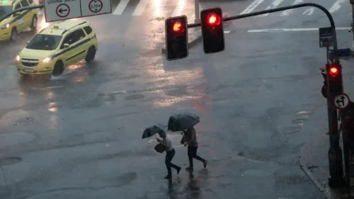 Inmet emite alerta vermelho para ciclone na costa de SP, RJ e PR