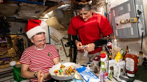 Astronautas celebram 25 anos de Natal e datas festivas na Estação Espacial Internacional