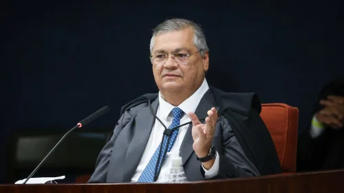 Ministro Dino aponta falhas em emendas PIX e encaminha relatório à PF