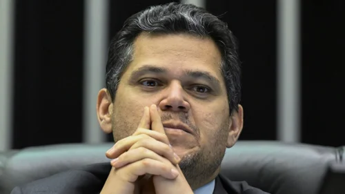 Alcolumbre critica decisão de Gilmar Mendes e ameaça mudar Constituição