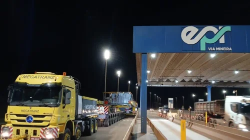 Operação de carga de 540 toneladas avança na BR-040 rumo a Juiz de Fora