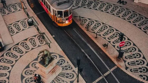 Calçadas artesanais de Portugal enfrentam dilema entre tradição e acessibilidade