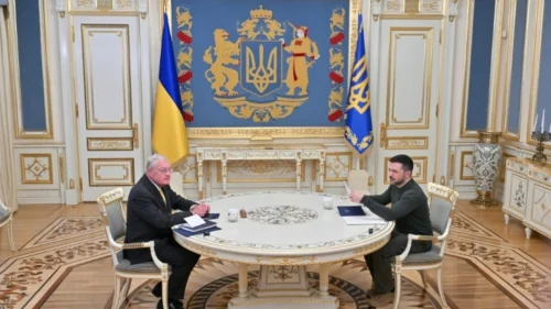 Pressão sobre Zelensky para acordar fim da guerra na Ucrânia com Trump