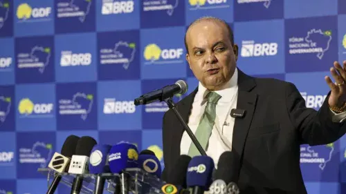 Oposição protocola pedidos de impeachment contra governador do DF por caso Master