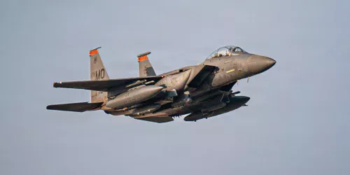 EUA perdem caça F-15 sobre o Irã em incidente durante operação militar