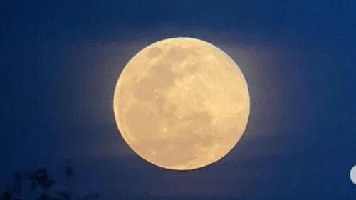 Última superlua de 2025 ilumina céus e mobiliza internautas nas redes sociais