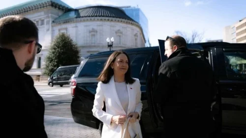 Líder oposicionista venezuelana afirma ter oferecido medalha do Nobel da Paz a Trump