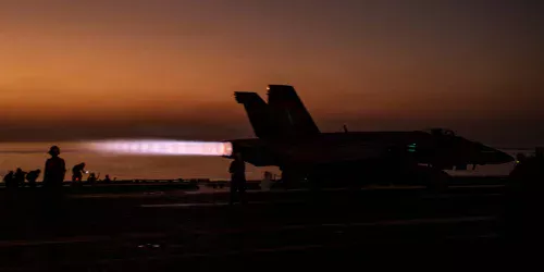 Forças dos EUA travam batalhas de defesa aérea no Oriente Médio após ataques do Irã