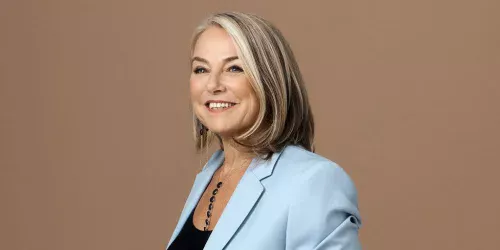 Terapeuta Esther Perel transforma prática clínica em projetos públicos globais