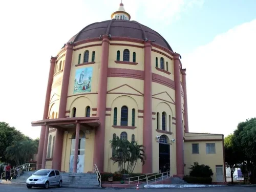 Homem Invade Igreja e Soca Padre em Manaus: Momentos de Terror!