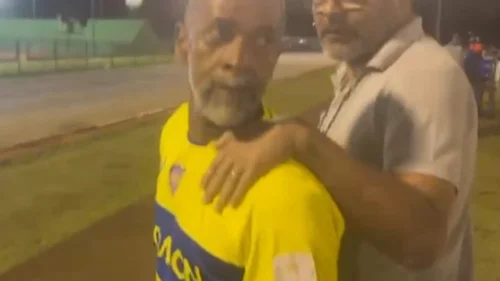 Homem é preso em jogo de futebol após arrastar filha com carro em Itaguaí