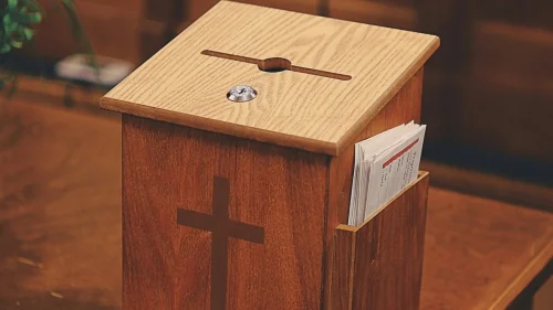 Homem de 62 anos é preso após furtar caixa do dízimo de igreja em Itamaracá