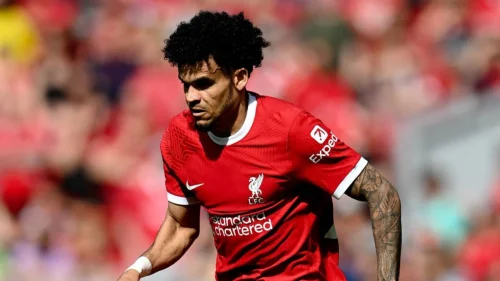 Torcida do Liverpool cobra respeito de Luis Díaz após ausência em funeral de Diogo Jota