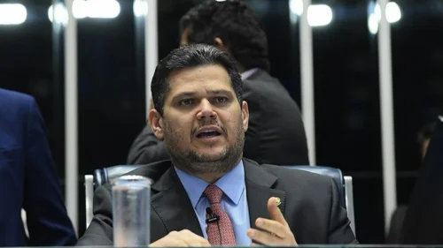 Alcolumbre critica demora do Planalto em enviar indicação de Messias ao STF