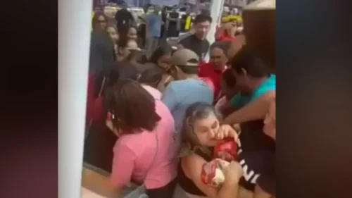 Promoção de sorvete causa tumulto e troca de socos em supermercado de Maringá