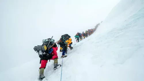 Recorde no Everest: 274 alpinistas no topo em um único dia — e o perigo que isso esconde