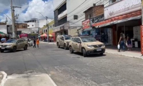 Homem faz reféns em loja de celulares na Bahia
